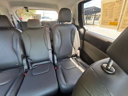Used 2026 Kia Carnival FWD image 35