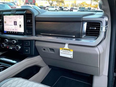 Used 2025 Ford F250 Platinum w/ Platinum Plus Package image 18