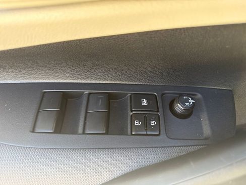 Used 2022 Toyota Corolla LE image 15