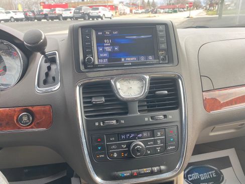 Used 2014 Chrysler Town & Country Touring image 13