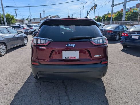 Used 2019 Jeep Cherokee Latitude Plus w/ Comfort/Convenience Group FWD image 7