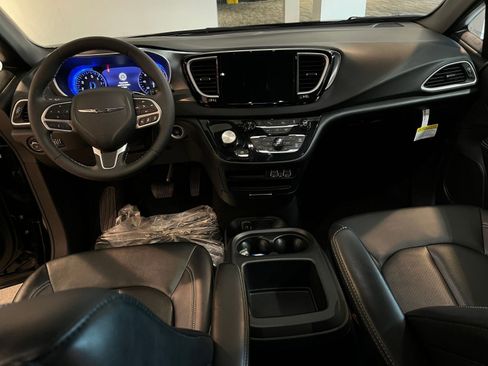 Used 2025 Chrysler Pacifica Select image 35