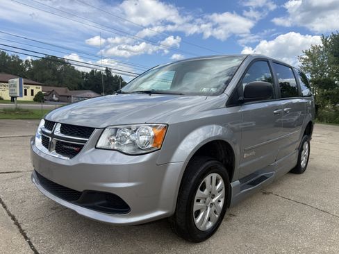 Used 2015 Dodge Grand Caravan SE w/ Quick Order Package 29E SE FWD image 2