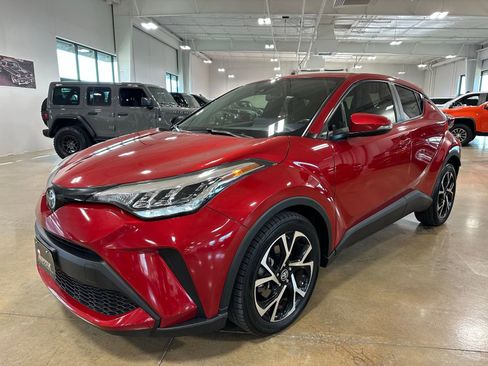 Used 2020 Toyota C-HR XLE FWD image 3