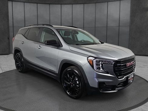 Used 2024 GMC Terrain SLE w/ Driver Convenience Package AWD/4WD image 3