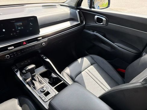 Certified 2025 Kia Sorento EX w/ Panoramic Sunroof Package AWD/4WD image 25