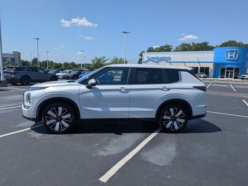 Used 2025 Mitsubishi Outlander SE FWD image 6