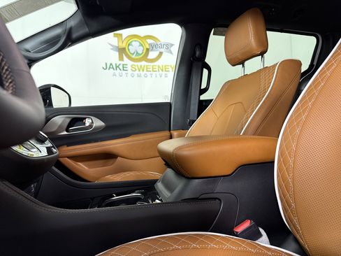New 2026 Chrysler Pacifica Pinnacle FWD image 29