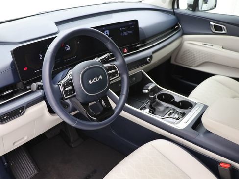 Used 2025 Kia Carnival EX FWD image 14
