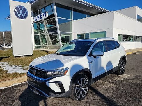 Certified 2023 Volkswagen Taos SE image 1