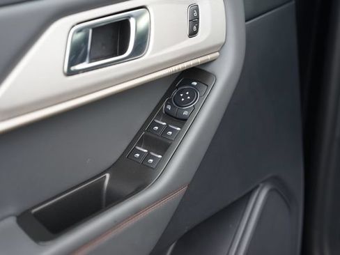 Used 2025 Ford Explorer Active RWD image 31
