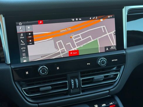 Certified 2024 Porsche Macan AWD/4WD image 20