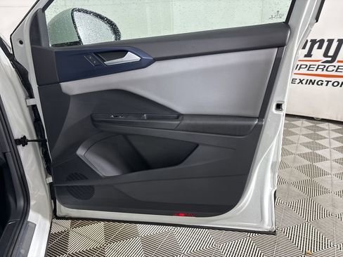 Used 2023 Volkswagen Taos SE image 24