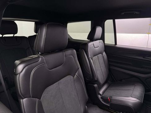 New 2025 Jeep Grand Cherokee L Laredo image 19