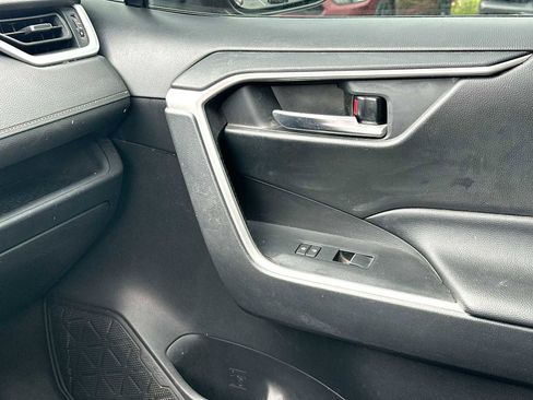 Used 2020 Toyota RAV4 XLE Premium image 28