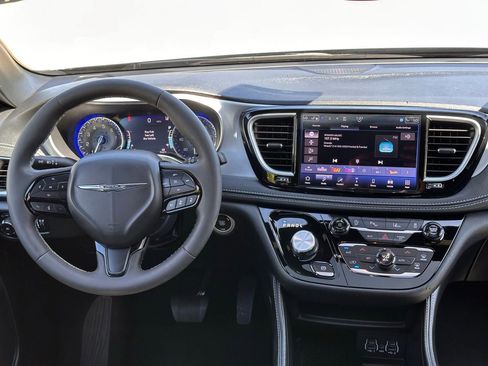Used 2025 Chrysler Pacifica Limited image 22