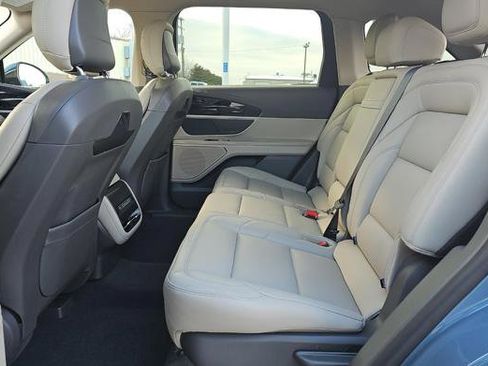 Used 2025 Lincoln Nautilus Premier image 13