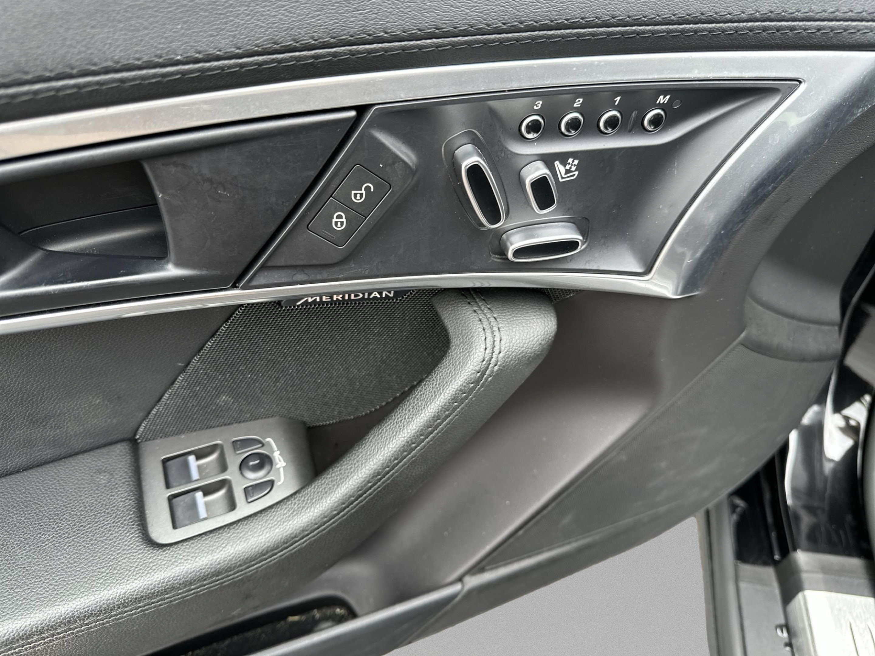 Used 2018 Jaguar F-TYPE Convertible RWD image 15