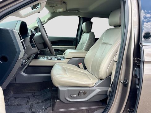 Used 2018 Ford Expedition XLT w/ Equipment Group 202A RWD image 20