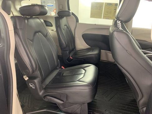 Used 2020 Chrysler Pacifica Touring-L image 34