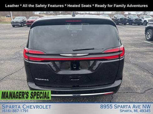 Used 2025 Chrysler Pacifica Select FWD image 4
