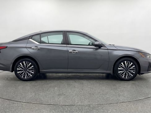 Used 2025 Nissan Altima 2.5 SV FWD image 11