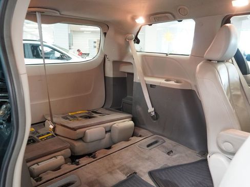 Used 2014 Toyota Sienna XLE w/ Entertainment Package image 30