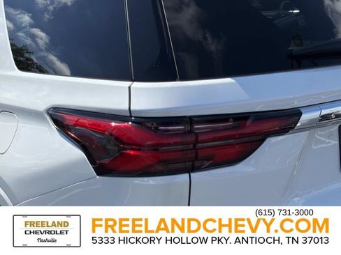 Used 2023 Chevrolet Traverse High Country FWD image 12