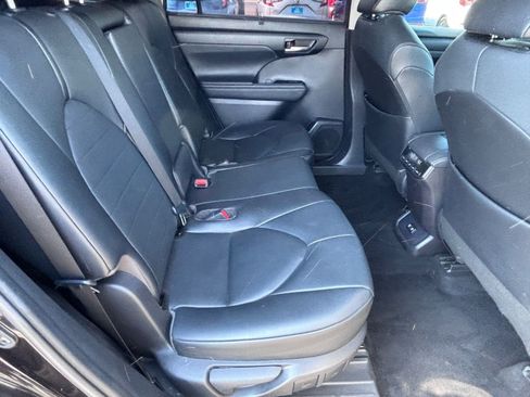 Used 2021 Toyota Highlander XLE FWD image 15