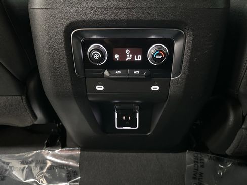 Used 2024 Chevrolet Suburban LT image 31