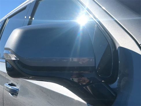 Used 2022 Chevrolet Suburban High Country image 11