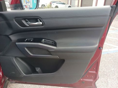 Used 2025 Nissan Pathfinder SL FWD image 17
