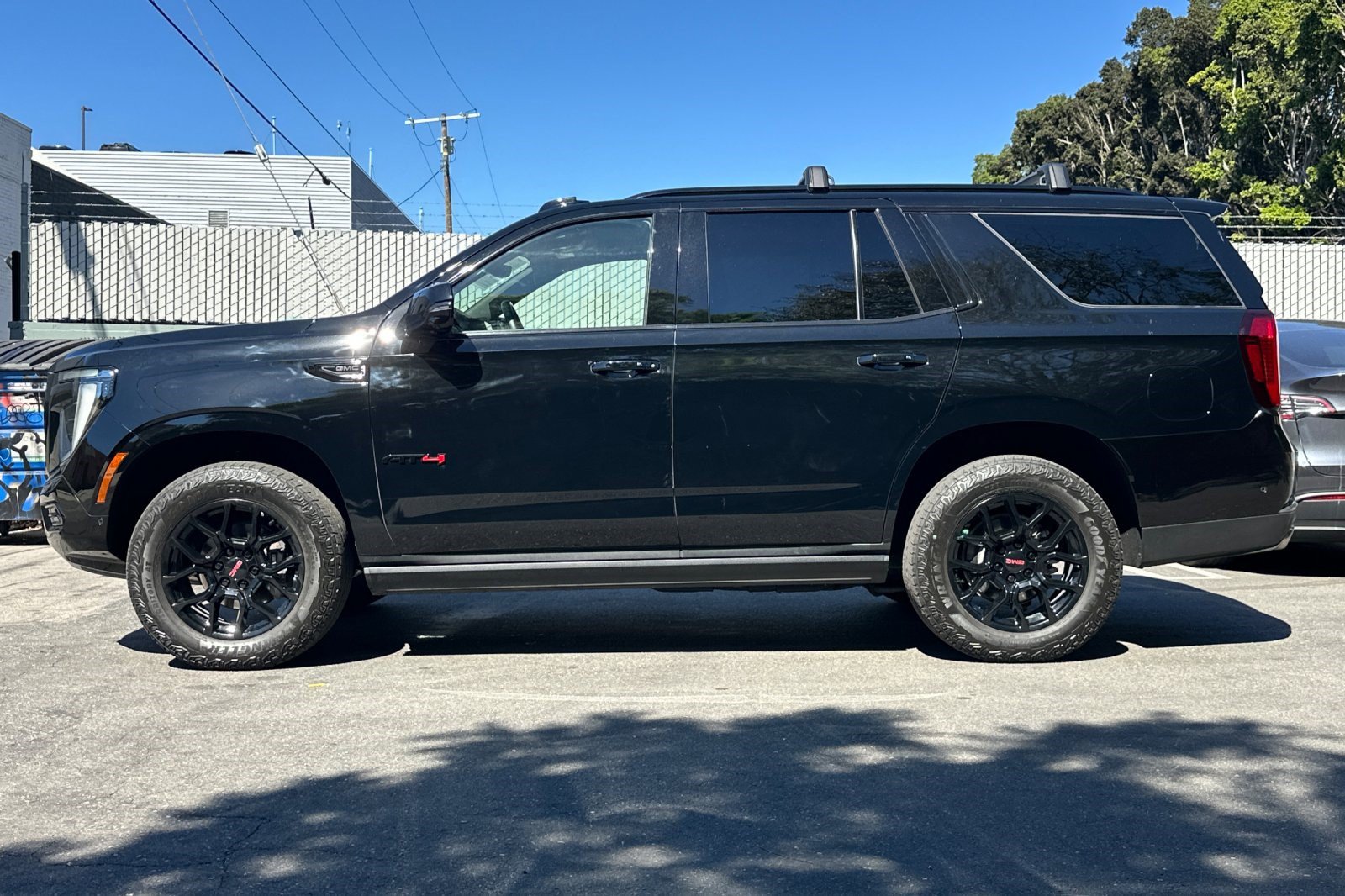 Used 2025 GMC Yukon AT4 Ultimate w/ LPO, AT4 Appearance Package AWD/4WD image 2