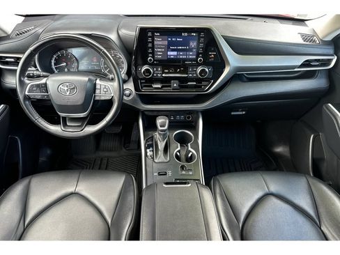 Used 2022 Toyota Highlander XLE FWD image 15