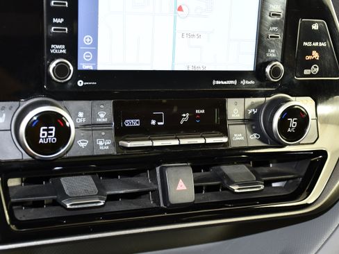 Used 2021 Toyota Highlander XLE image 30