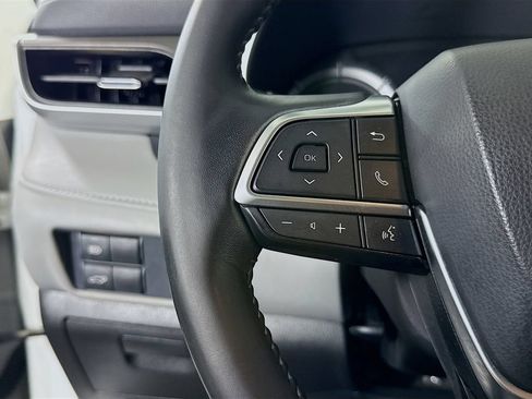 Used 2021 Toyota Highlander XLE AWD/4WD image 22