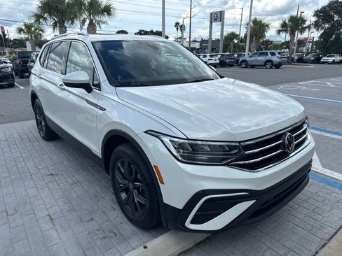 Used 2023 Volkswagen Tiguan SE w/ Panoramic Sunroof Package FWD image 1