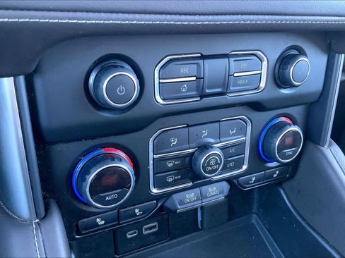 Used 2021 Chevrolet Tahoe Z71 w/ Z71 Signature Package image 28