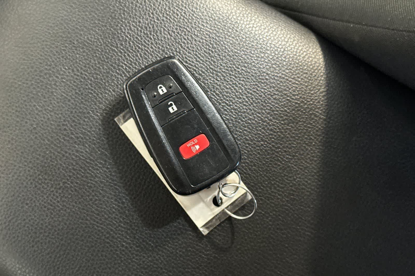 Used 2024 Toyota RAV4 XLE AWD/4WD image 28