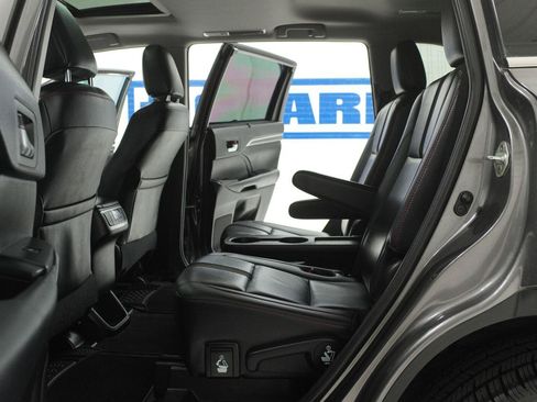 Used 2019 Toyota Highlander SE FWD image 23