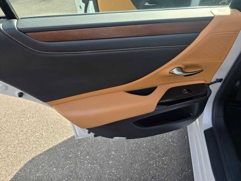 Used 2025 Lexus ES 350 w/ Premium Package image 18