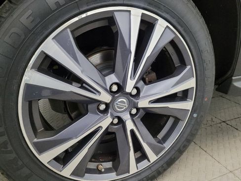 Used 2017 Nissan Pathfinder Platinum w/ Cargo Package image 31