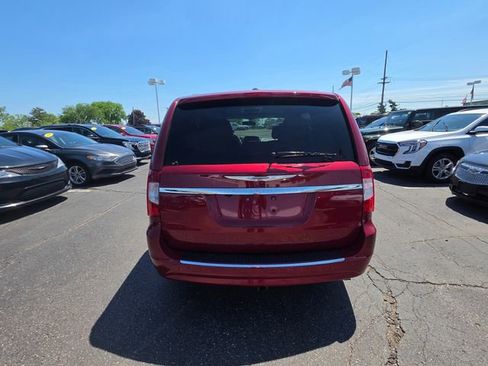 Used 2012 Chrysler Town & Country Touring-L w/ Entertainment Group #2 FWD image 3
