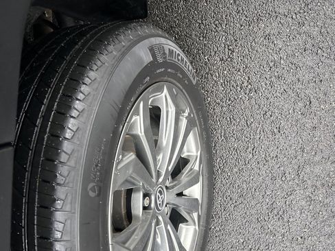 Used 2022 Toyota RAV4 XLE Premium image 23