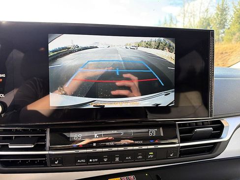 Used 2025 Toyota Sienna XLE image 7