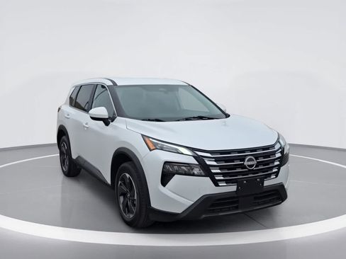 Used 2024 Nissan Rogue SV AWD/4WD image 2