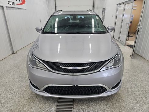 Used 2020 Chrysler Pacifica Touring-L image 5