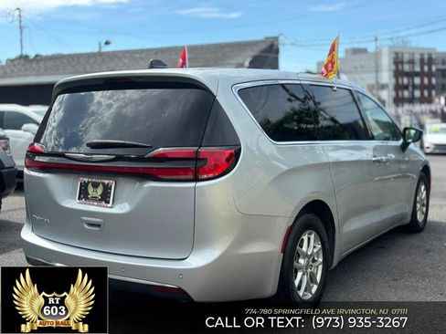 Used 2024 Chrysler Pacifica Touring-L FWD image 6