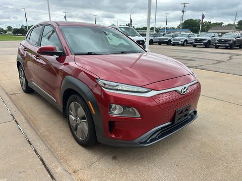Used 2021 Hyundai Kona Limited w/ Cargo Package FWD image 2