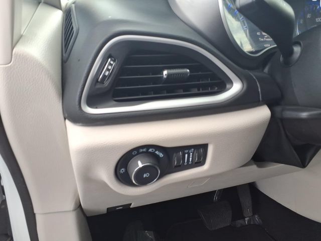 Used 2024 Chrysler Pacifica Touring-L FWD image 18